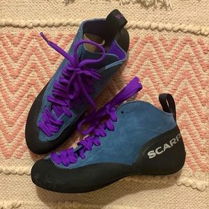 Practically NEW Vintage Scarpa suede climbing shoes!